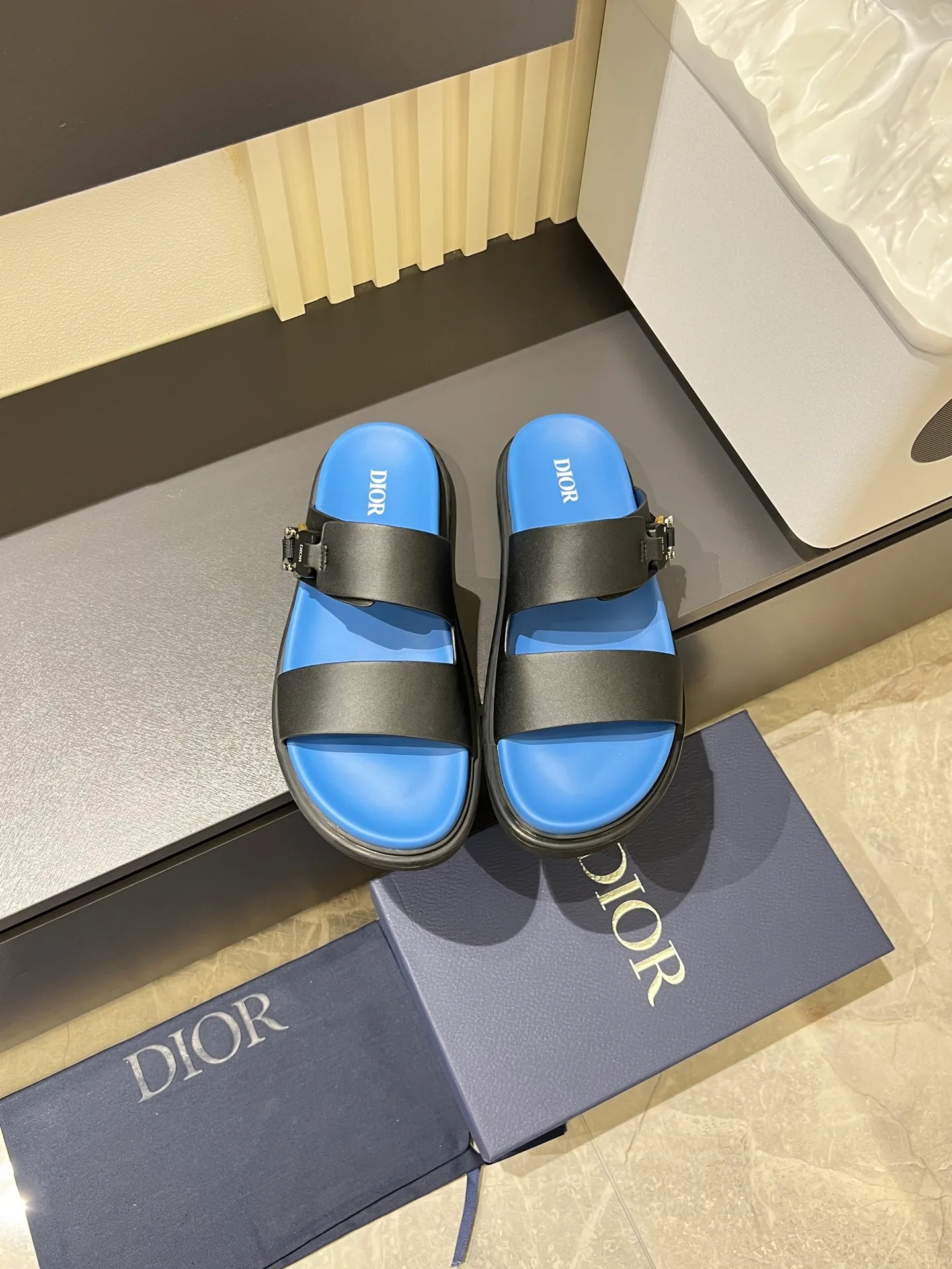 Men's Men's Shoes 💰p320 Dio* Men's Sandals Slippers. Showcasing Dior haute couture design. The Dior gray suede strap is accented with an aluminum Dior buckle for added style. Paired with a comfortable tonal notch sole, they pair easily with shorts or jeans for a sophisticated look. Main body: suede cow leather, technical fabric lining: cow leather, with adjustable straps, aluminum Dior buckle, Dior gray EVA insole, tonal notched rubber outsole splicing structure, size: 38-44 (customized at 45.46)